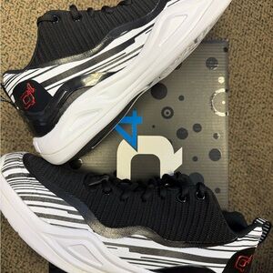 Q4 White Streak 495 Lo Black and White Athletic Sneakers